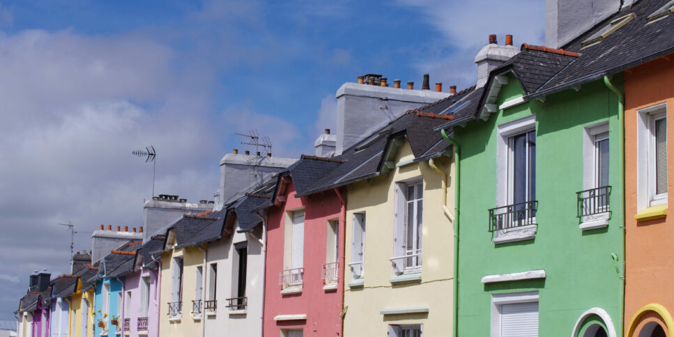 Traitement des fissures et des moisissures : une étape essentielle du ravalement de façade à Brest